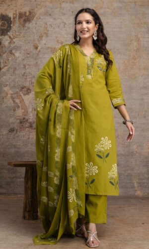Mehandi Green Hand-Articulated Cotton Ensemble With Delicate Detailing